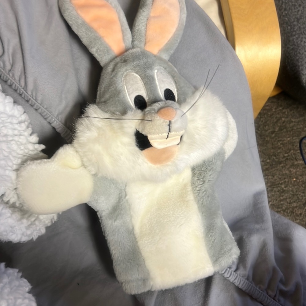 Bugs bunny Warner bro studio store puppet stuffed animal grey white